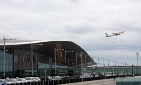 Terminal de aeropuerto y avión despegando