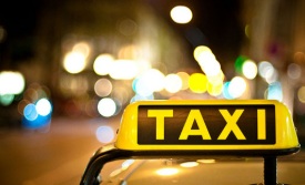 Letrero de taxi iluminado en la ciudad